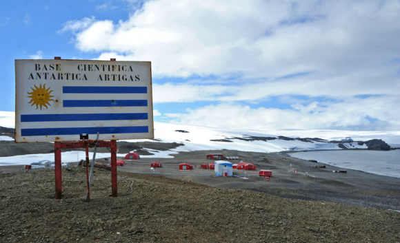 Antarctique%20Uruguay%20panneau.jpg