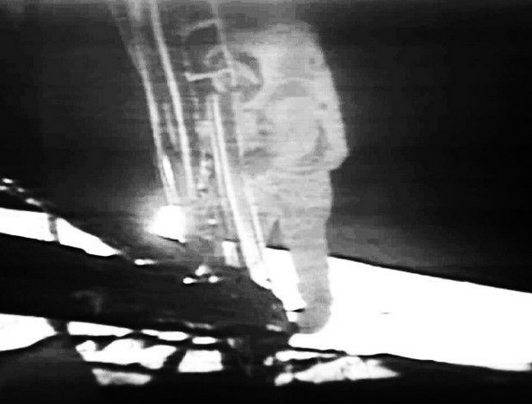 Armstrong va poser le pied sur la Lune; image TV