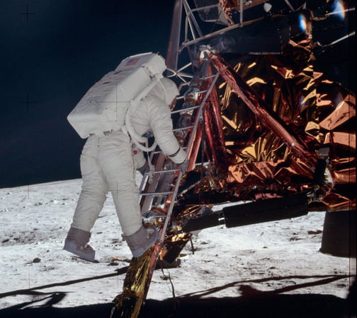 Aldrin descend l'échelle; photo prise par Armstrong