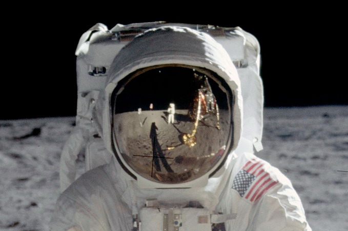 Casque d'Aldrin avec le photographe Armstrong dans le reflet