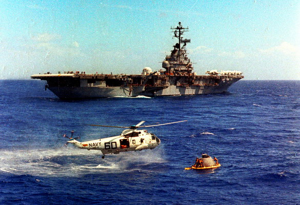 Exercice d'amerrissage avec le navire Hornet