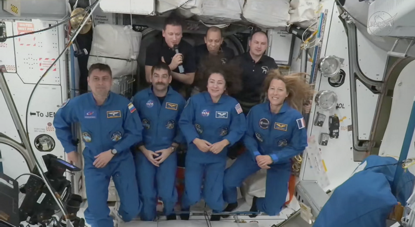 Crew12%20arrive%20a%20ISS.png