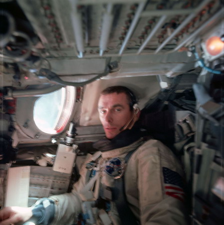 Gem9%20Gene_Cernan_in_Gemini_IX_spacecraft.jpg