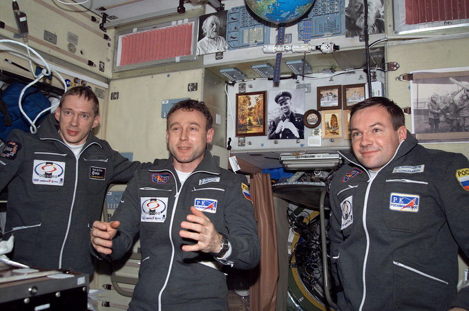 ISS5%20Soyuz_TMA-1_crew.jpg