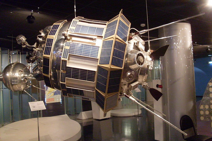 Luna-3_(Memorial_Museum_of_Astronautics).jpg