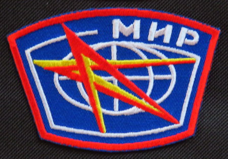 Badge Mir porté sur le scaphandre au décollage