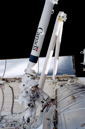 STS-100%20Canadarm2_installation.jpg