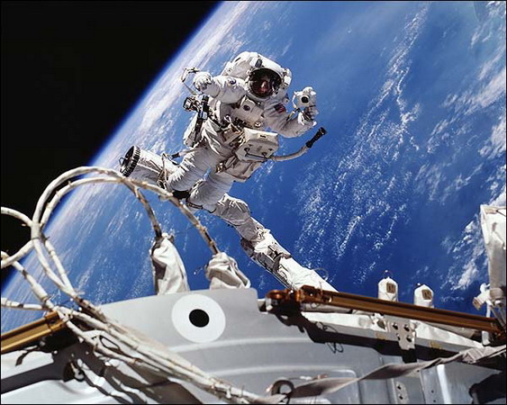 STS-101%20Astronaut%20James%20Voss%20EVA.jpg