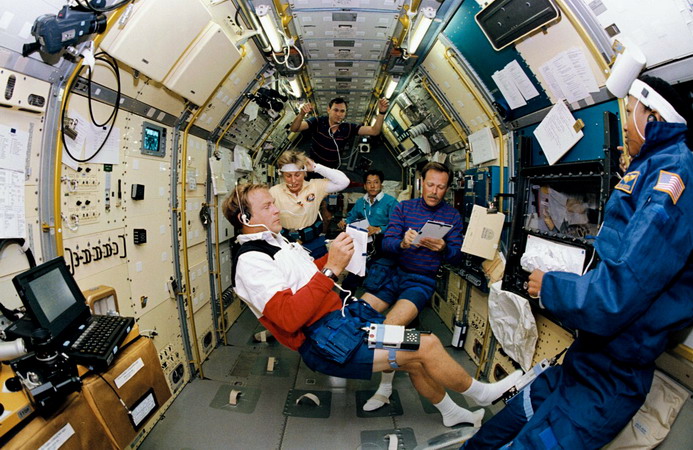 STS-47_crew_in_SLJ.jpg