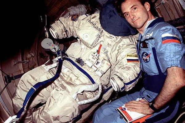 STS-81%20Linenger%20with_suit_new.jpg