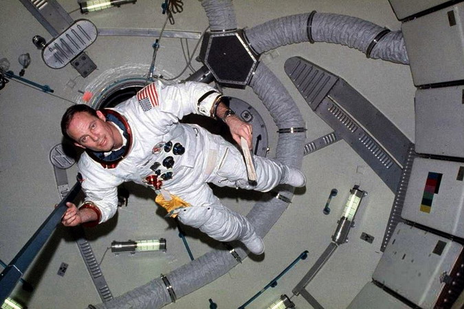Skylab3%20Lousma.jpg