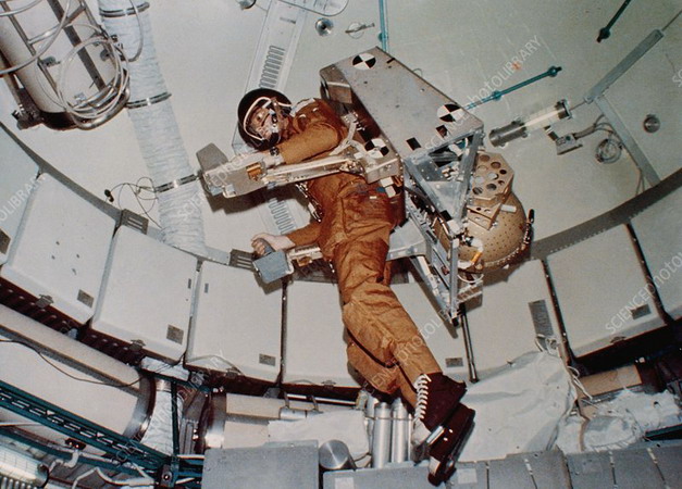 Skylab3_astronaut_Lousma_conducting_experiments.jpg