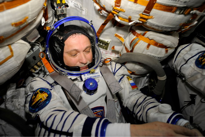 SoyTMA-19%20Yurchikhin_inside_Soyuz.jpg