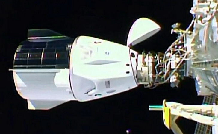 SpaceX-crew-capsule-chases-down-and-docks-with-space-station.jpg