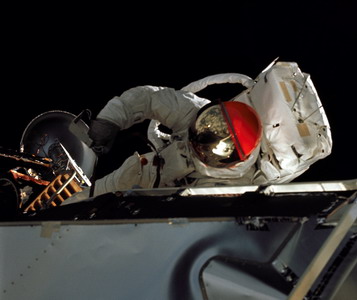 apollo9-schweickart-eva.jpg