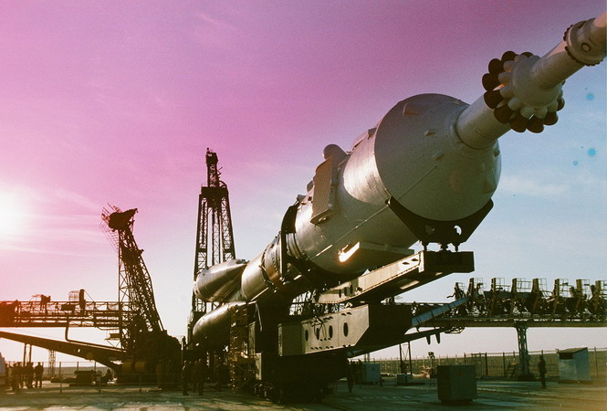 soyuz-tm-10_rollout.jpg