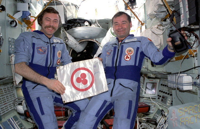 soyuz-tm-9_onboard_2.jpg