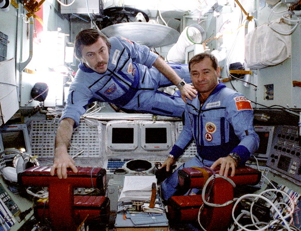 soyuz-tm-9_onboard_3.jpg