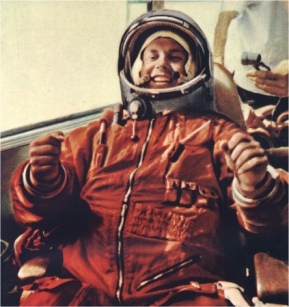 Dans le car qui l'emm�ne � l'aire de lancement...