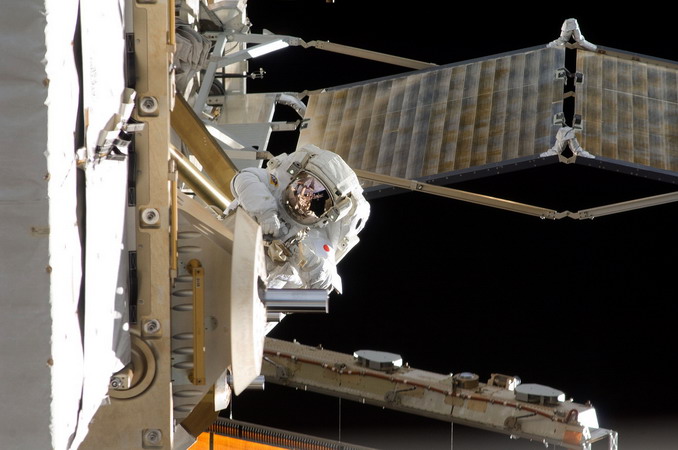 iss-33_EVA.jpg