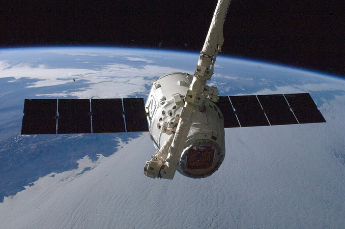 iss-33_dragon_capture.jpg