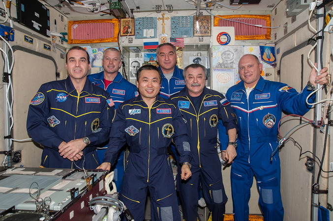 iss-39_crew.jpg
