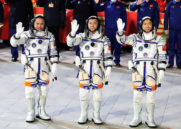 shenzhou-15%20walk%20out.jpg