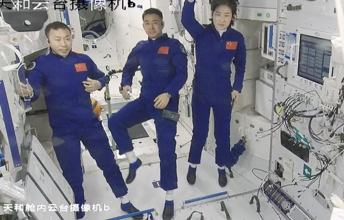 shenzhou14%20crew%20station.jpg