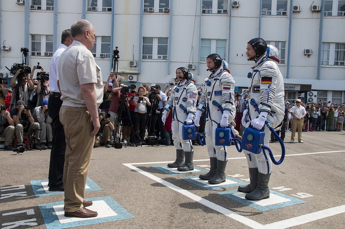 soyuz-ms-09%20walk.jpg