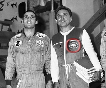 Le badge EO-4 porté par Volkov