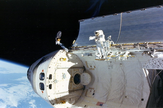 sts-51i_eva-fisher.jpg