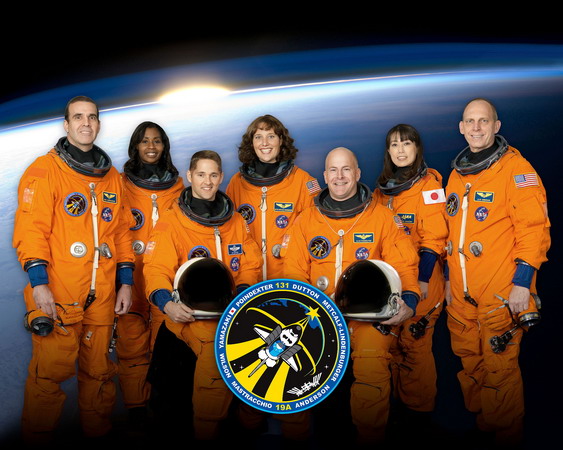 sts131%20crew2.jpg